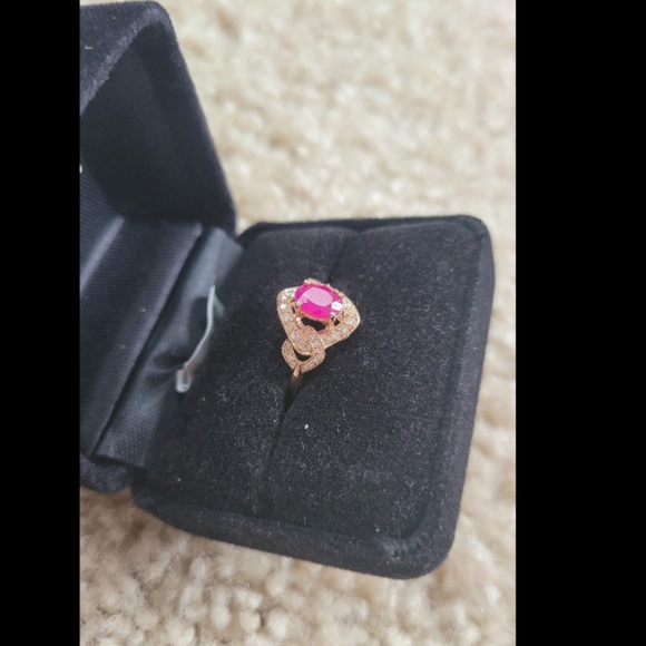 14k ruby Ring - Picture 2 of 9